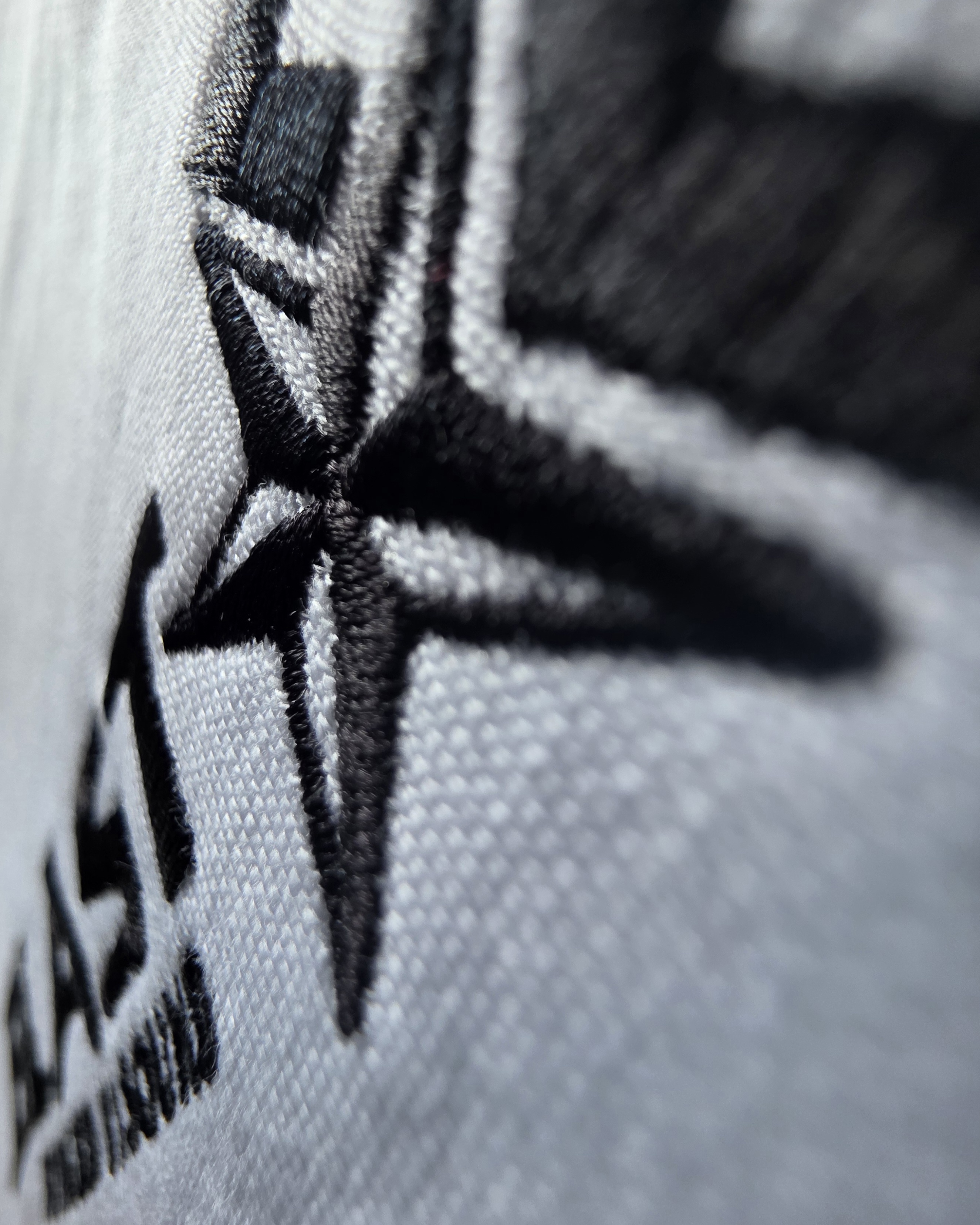 Broderie du logo BLAST★PIT en lumière rasante